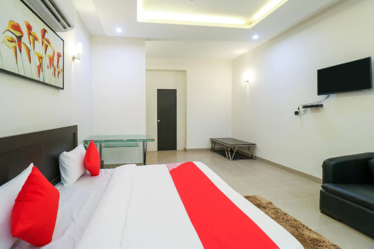 OYO 11872 Heaven Inn