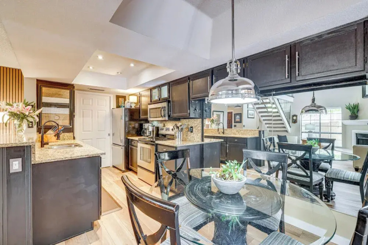 5 Mi to Hiking & Golf: Phoenix Gem w/ Pool Access
