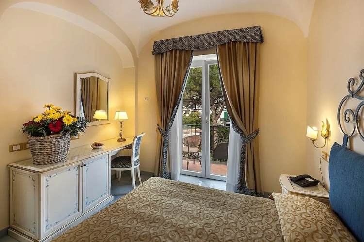 Standard room with balcony and with mountain view
