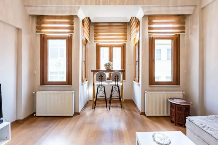 Authentic Central Flat With Bay Window in Besiktas