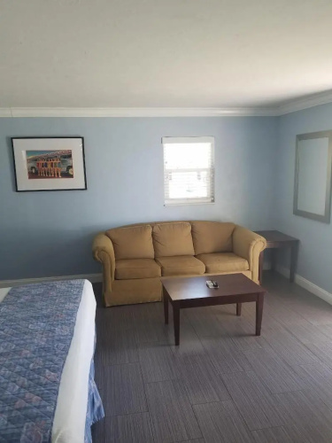 Carousel Beach Inn