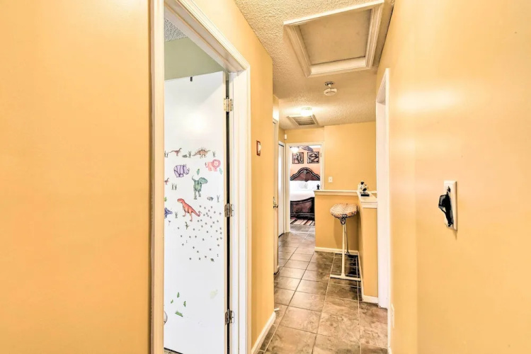 Hampton Home w/ Fireplace + Close to Beaches!
