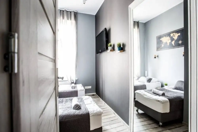 Classic Twin room with street view