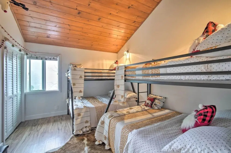 Picturesque Cabin: 2 Balconies, Walk To Lake! - Rialto, CA