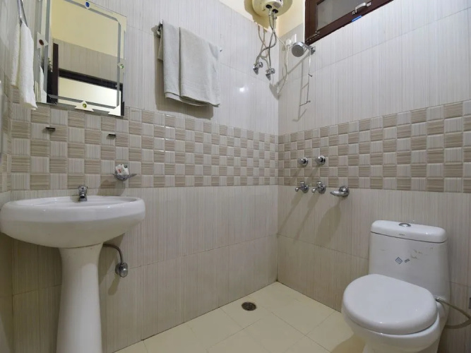 Oyo 28027 Hotel Dhruv