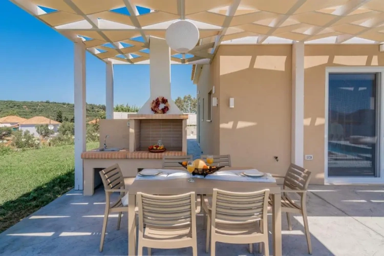 2 Bedrooms Villa