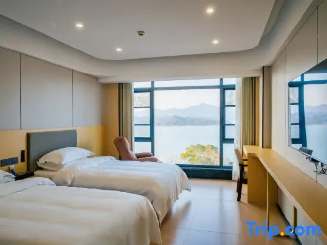 Standard Twin Family room with lake view