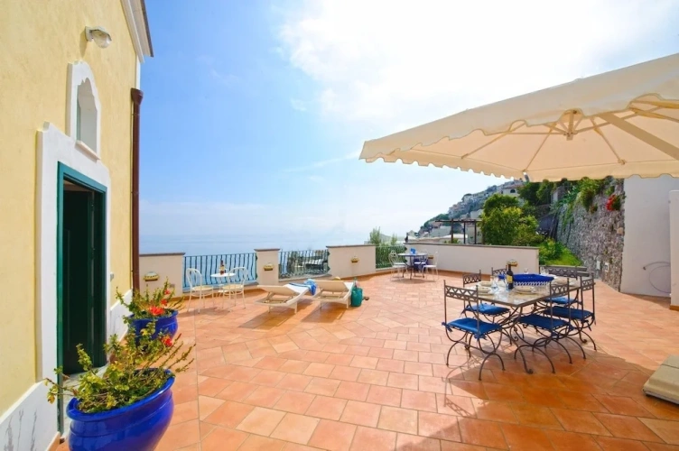 5 Bedrooms Villa