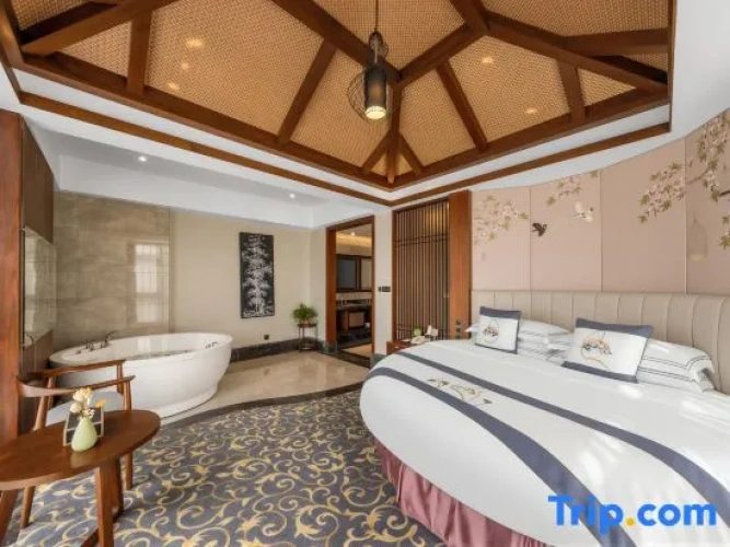 Suite with lake view