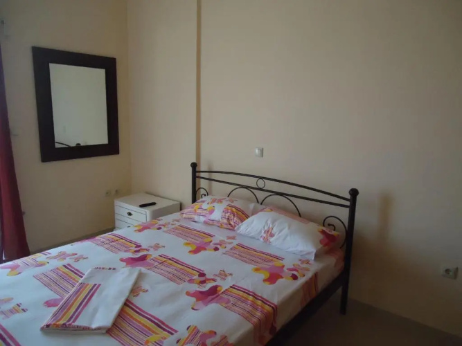 4 Beds, 1 Crib