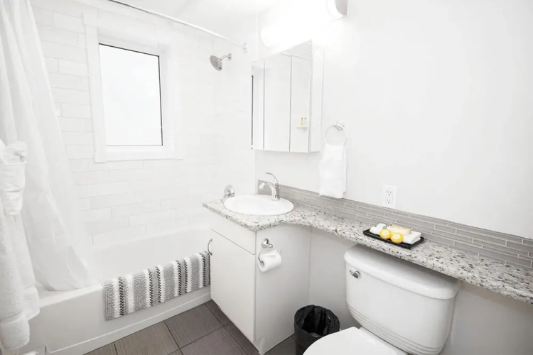 2-bedroom Suite on Corydon Ave Parking Included