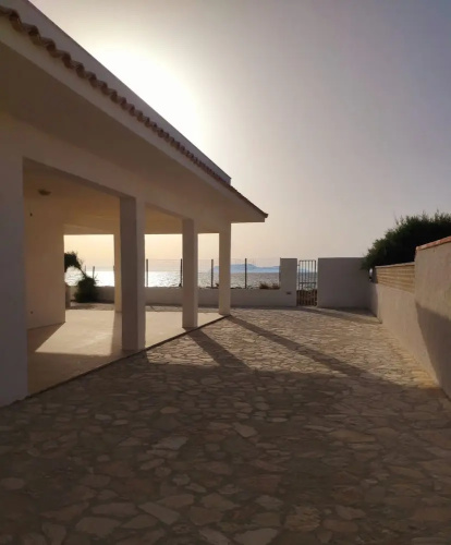 Casa baciata dal mare