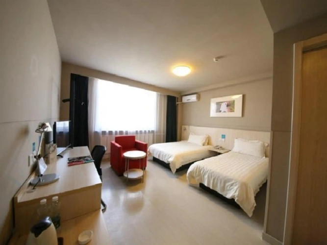 Standard Twin room with street view