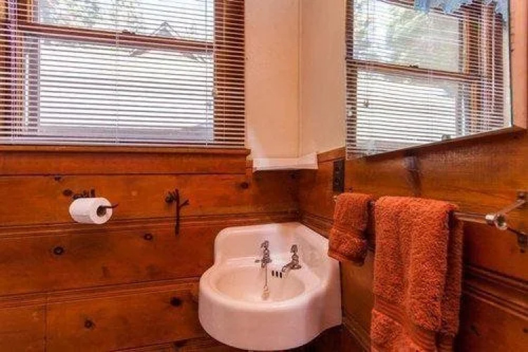 Couples Cove Lakefront Cabin