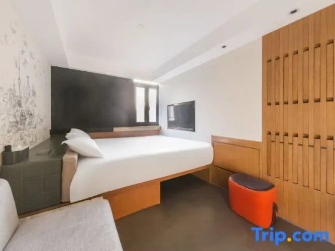 Standard Double room with city view