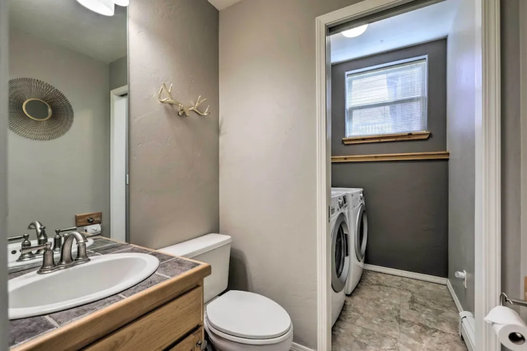 Cozy Carbondale Escape w/ Deck & Grill!