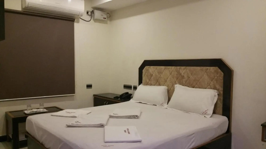 Hotel Srees by OYO Rooms