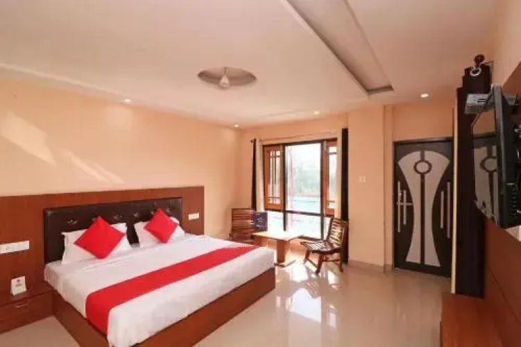 OYO 18469 Hotel Hmvr