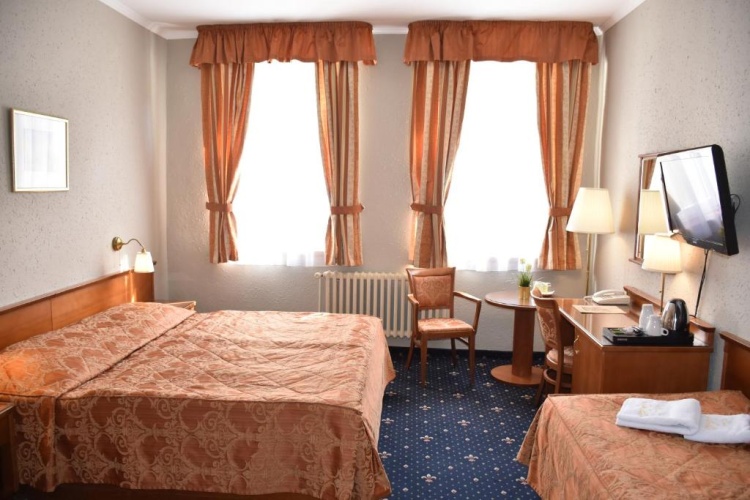 Standard Triple room