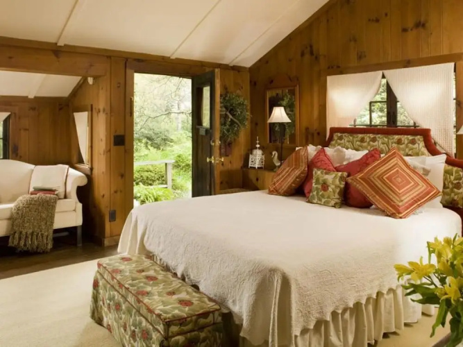 1906 Pine Crest Inn
