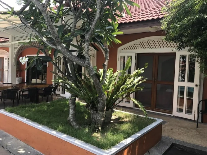 6 Bedrooms Villa