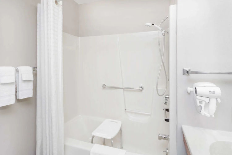 Watseka 24 Inn & Suites