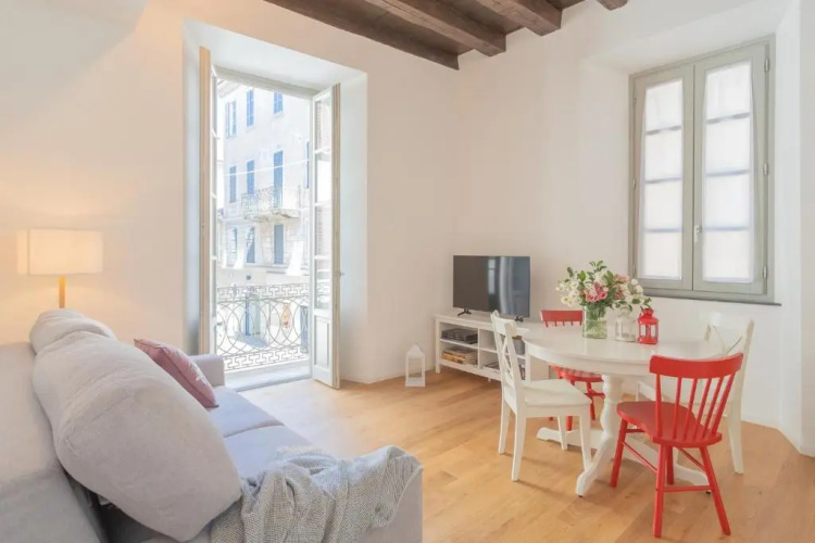 Independence Apartment With Balcony by Rent all Como
