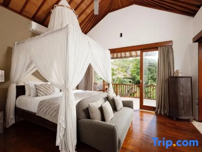 6 Bedrooms Villa