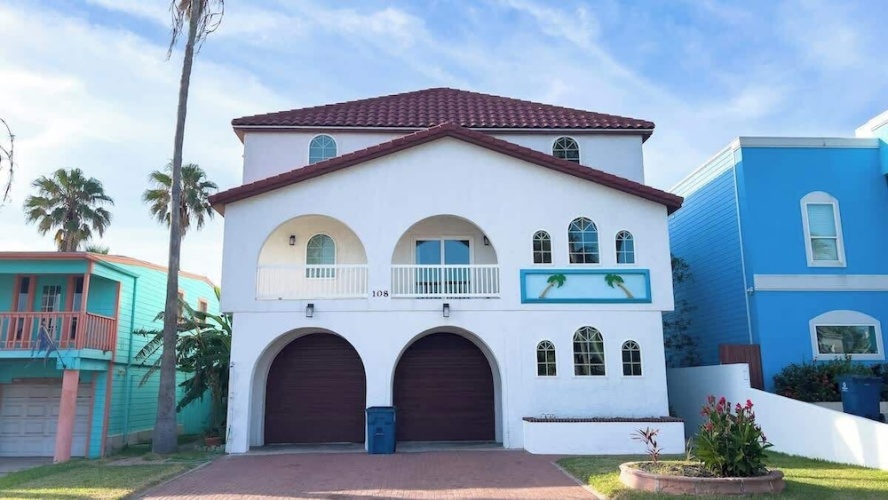 Fun Retro Island Vibe - Sleeps 17 - Beach 1 Block - South Padre Island, TX