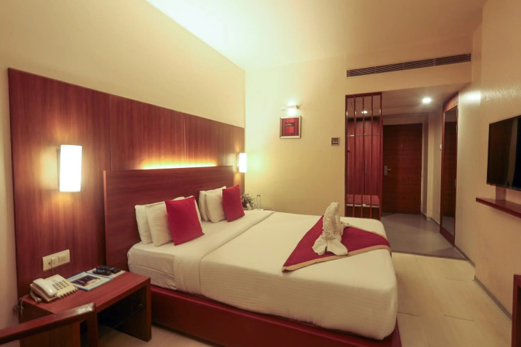 OYO Premium Deccan Apte Road