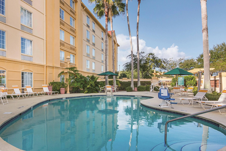 La Quinta Inn & Suites by Wyndham Orlando Airport North photo 18