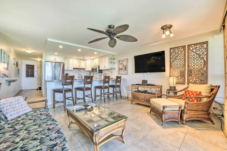Beachfront Condo: Sunset Views & Pool Access!
