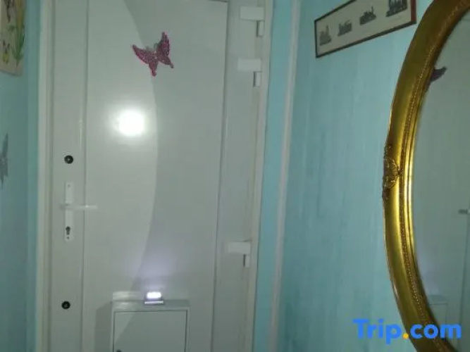 Room-lockable Room Center