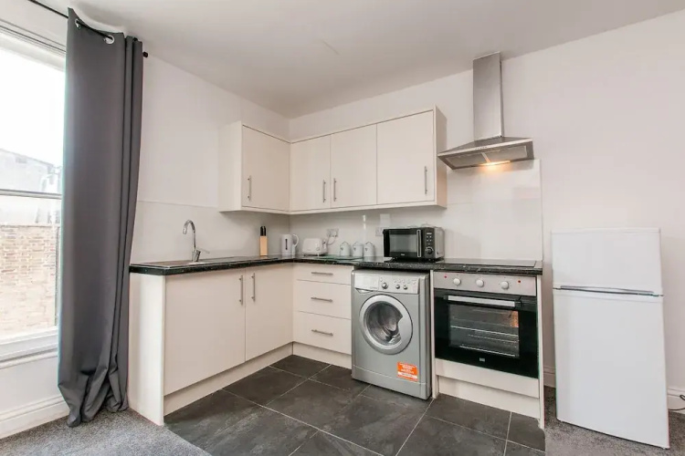 1 Bed Flat in Pedestrianized High Street