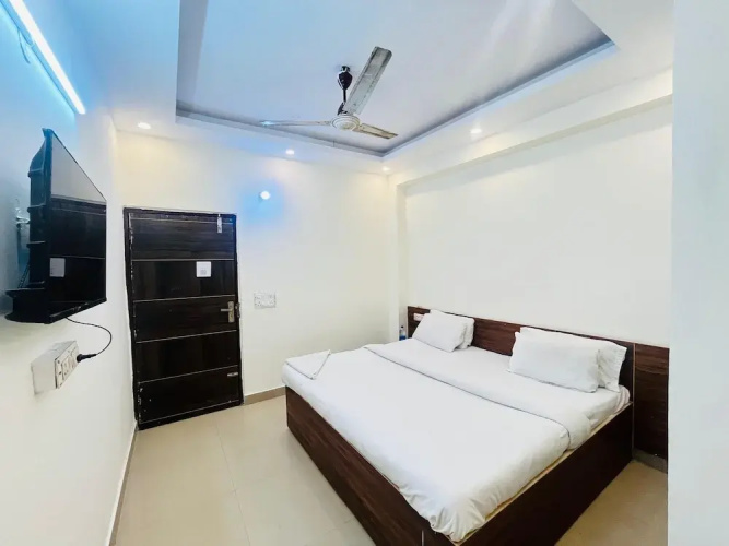 Roomshala Hotel Pub G