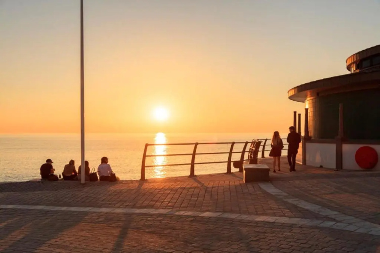 New central seafront apartment- stunning sea views