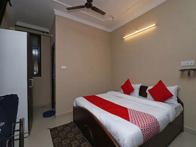 OYO 28173 Hotel Reeva