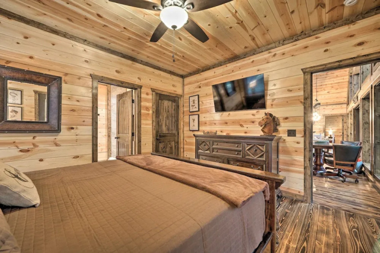 Broken Bow Cabin: Deck w/ Hot Tub & Pool Table!