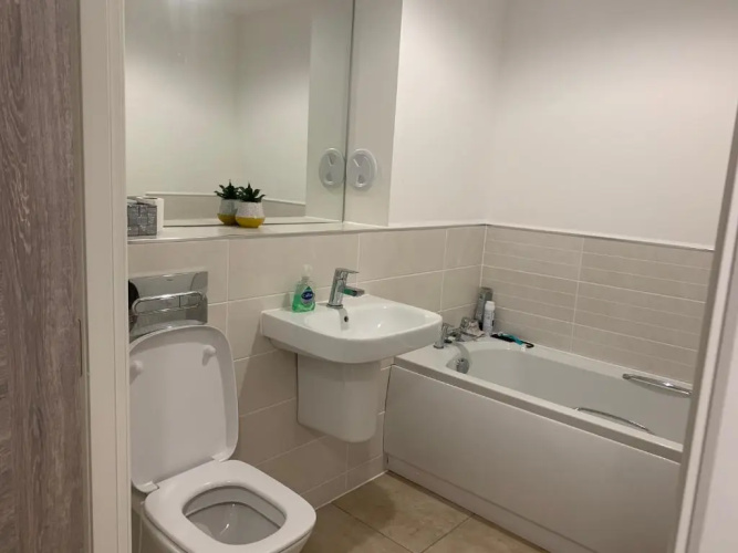 2 bedroom flat in the west end with lovely hosts