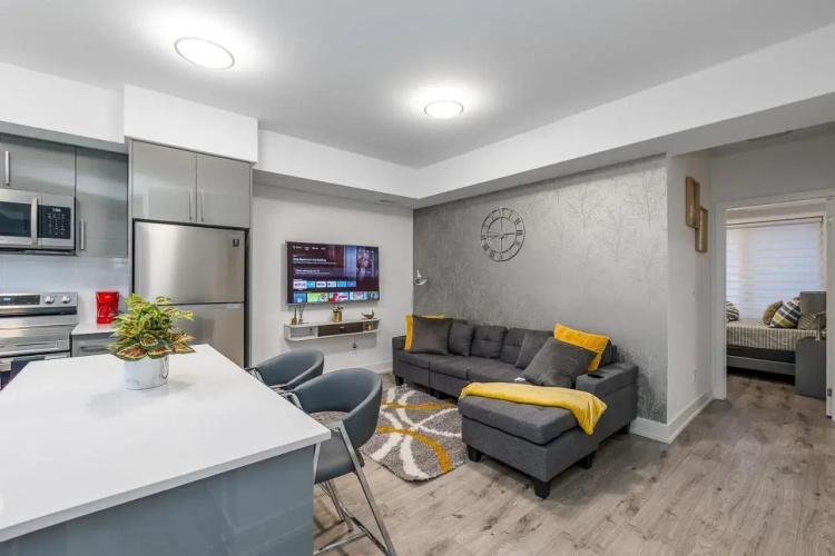 Exquisite 2 Bedroom Apt, mins to the falls.
