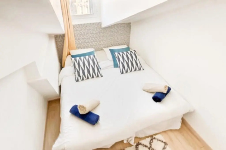 Charming 1 Bedroom Apartment Center