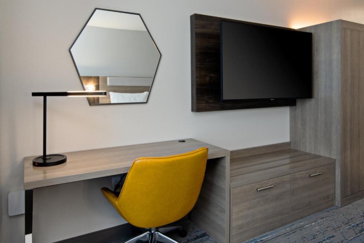 Holiday Inn Express & Suites Valencia - Santa Clarita photo 11