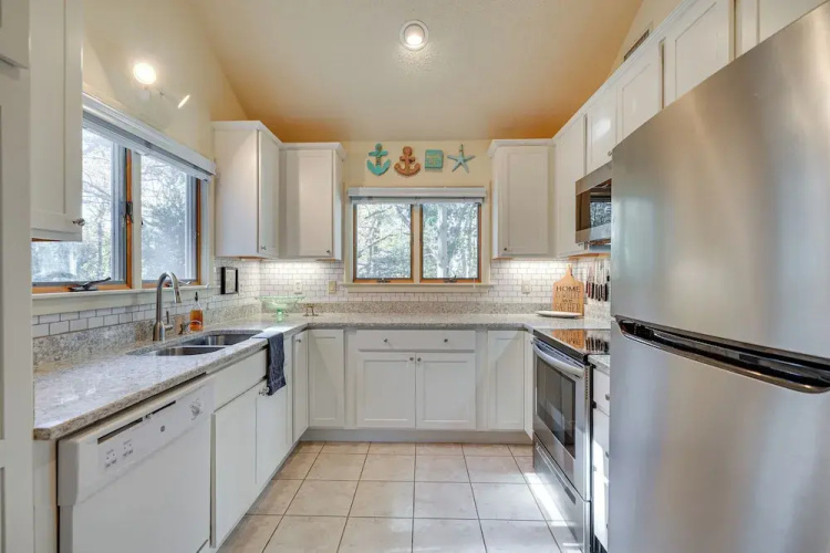 1 Mi to Beach Access: Southern Shores Gem w/ Deck