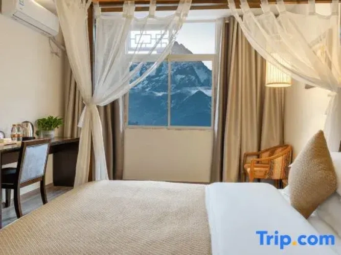 Standard Double room with street view