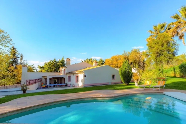 6 Bedrooms Villa