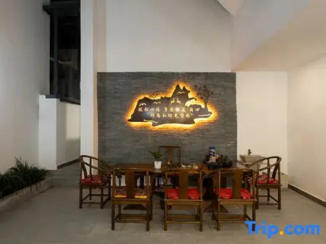 Three Sisters Wenquan Homestay