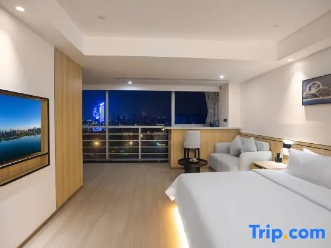 Deluxe Suite with lake view