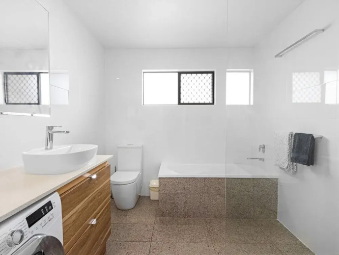 Spacious 3-bed Home With Large Balcony