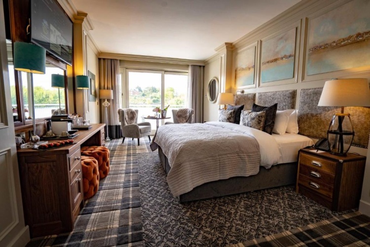 Superior room with water view