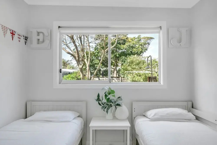 Cosy Getaway With Fireplace and Spacious Backyard